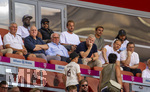 15.08.2026, Fussball Bundesliga 2026/2027, Testspiel Telecom-Cup, FC Bayern München - RB Leipzig, in der Allianz-Arena München, Ehrentribüne mit Dieter Hoeness, Ehren-Präsident Uli Hoeneß (FC Bayern München, Hoeness), Sportvorstand Max Eberl (Bayern München), Rouven Kasper (VORSTAND MARKETING UND VERTRIEB, FC Bayern), Dayot Upamecano (FC Bayern München), Michael Olise (FC Bayern München), Harry Kane (FC Bayern München), Joao Palhinha (FC Bayern München), Serge Gnabry (FC Bayern München),