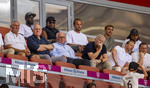 15.08.2026, Fussball Bundesliga 2026/2027, Testspiel Telecom-Cup, FC Bayern München - RB Leipzig, in der Allianz-Arena München, Ehrentribüne mit Dieter Hoeness, Ehren-Präsident Uli Hoeneß (FC Bayern München, Hoeness), Sportvorstand Max Eberl (Bayern München), Rouven Kasper (VORSTAND MARKETING UND VERTRIEB, FC Bayern), Dayot Upamecano (FC Bayern München), Michael Olise (FC Bayern München), Harry Kane (FC Bayern München), Joao Palhinha (FC Bayern München), Serge Gnabry (FC Bayern München), 