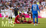 15.08.2026, Fussball Bundesliga 2026/2027, Testspiel Telecom-Cup, FC Bayern München - RB Leipzig, in der Allianz-Arena München, Jamal Musiala (Bayern München) ist zusammengebrochen, Ismael Saibari (FC Bayern München) und Joshua Kimmich (FC Bayern München) und die Teamärzte kümmern sich um ihn. A