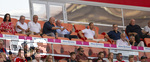 15.08.2026, Fussball Bundesliga 2026/2027, Testspiel Telecom-Cup, FC Bayern München - RB Leipzig, in der Allianz-Arena München, Dieter Hoeness und Ehren-Präsident Uli Hoeneß (FC Bayern München, Hoeness) auf der Tribüne, in dem Augenblick als Jamal Musiala (Bayern München) wegen seinem Zusammenbruch behandelt wird