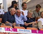 15.08.2026, Fussball Bundesliga 2026/2027, Testspiel Telecom-Cup, FC Bayern München - RB Leipzig, in der Allianz-Arena München, Dieter Hoeness und Ehren-Präsident Uli Hoeneß (FC Bayern München, Hoeness) im Gespräch, oben: Michael Olise (FC Bayern München), Harry Kane (FC Bayern München) 