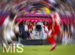 15.08.2026, Fussball Bundesliga 2026/2027, Testspiel Telecom-Cup, FC Bayern München - RB Leipzig, in der Allianz-Arena München, TV-Kamera am Spielfeldrand hält die Szene fest.(Bildbearbeitung)