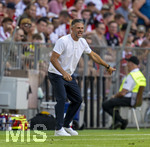 15.08.2026, Fussball Bundesliga 2026/2027, Testspiel Telecom-Cup, FC Bayern München - RB Leipzig, in der Allianz-Arena München, Trainer Martin Demichelis (RB Leipzig) gibt Anweisungen