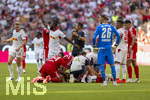 15.08.2026, Fussball Bundesliga 2026/2027, Testspiel Telecom-Cup, FC Bayern München - RB Leipzig, in der Allianz-Arena München, Jamal Musiala (Bayern München) ist zusammengebrochen, Ismael Saibari (FC Bayern München) und Joshua Kimmich (FC Bayern München) und die Teamärzte kümmern sich um ihn. Auch Lutharel Geertruida  (RB Leipzig) ruft sofort nach Hilfe, re: Aleksandar Pavlovic (Bayern München)  steht mit Benjamin Henrichs (RB Leipzig) fassungslos vor der Szene.