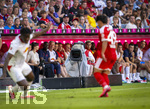 15.08.2026, Fussball Bundesliga 2026/2027, Testspiel Telecom-Cup, FC Bayern München - RB Leipzig, in der Allianz-Arena München, TV-Kamera am Spielfeldrand hält die Szene fest.