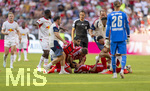 15.08.2026, Fussball Bundesliga 2026/2027, Testspiel Telecom-Cup, FC Bayern München - RB Leipzig, in der Allianz-Arena München, Jamal Musiala (Bayern München) ist zusammengebrochen, Ismael Saibari (FC Bayern München) und Joshua Kimmich (FC Bayern München) und die Teamärzte kümmern sich um ihn. A