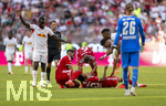 15.08.2026, Fussball Bundesliga 2026/2027, Testspiel Telecom-Cup, FC Bayern München - RB Leipzig, in der Allianz-Arena München, Jamal Musiala (Bayern München) ist zusammengebrochen, Ismael Saibari (FC Bayern München) und Joshua Kimmich (FC Bayern München) und die Teamärzte kümmern sich um ihn. A