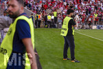 15.08.2026, Fussball Bundesliga 2026/2027, Testspiel Telecom-Cup, FC Bayern München - RB Leipzig, in der Allianz-Arena München, Ordner stehen nach dem Schlusspfiff auf dem Platz um mit Stollenschuhen schnellstens mit einem Spurt auf eventuelle Flitzer reagieren zu könne.