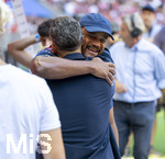 15.08.2026, Fussball Bundesliga 2026/2027, Testspiel Telecom-Cup, FC Bayern München - RB Leipzig, in der Allianz-Arena München, Trainer Vincent Kompany (FC Bayern München) umarmt Trainer Martin Demichelis (RB Leipzig) vor dem Spiel.