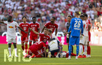 15.08.2026, Fussball Bundesliga 2026/2027, Testspiel Telecom-Cup, FC Bayern München - RB Leipzig, in der Allianz-Arena München, Jamal Musiala (Bayern München) ist zusammengebrochen, Ismael Saibari (FC Bayern München) und Joshua Kimmich (FC Bayern München) und die Teamärzte kümmern sich um ihn.