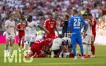 15.08.2026, Fussball Bundesliga 2026/2027, Testspiel Telecom-Cup, FC Bayern München - RB Leipzig, in der Allianz-Arena München, Jamal Musiala (Bayern München) ist zusammengebrochen, Ismael Saibari (FC Bayern München) und Joshua Kimmich (FC Bayern München) und die Teamärzte kümmern sich um ihn. Auch Lutharel Geertruida  (RB Leipzig) ruft sofort nach Hilfe, re: Aleksandar Pavlovic (Bayern München)  steht mit Benjamin Henrichs (RB Leipzig) fassungslos mit dem Hand vor dem Mund vor der Szene.