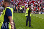 15.08.2026, Fussball Bundesliga 2026/2027, Testspiel Telecom-Cup, FC Bayern München - RB Leipzig, in der Allianz-Arena München, Ordner stehen nach dem Schlusspfiff auf dem Platz um mit Stollenschuhen schnellstens mit einem Spurt auf eventuelle Flitzer reagieren zu könne.