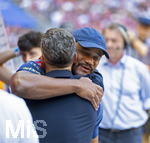 15.08.2026, Fussball Bundesliga 2026/2027, Testspiel Telecom-Cup, FC Bayern München - RB Leipzig, in der Allianz-Arena München, Trainer Vincent Kompany (FC Bayern München) umarmt Trainer Martin Demichelis (RB Leipzig) vor dem Spiel.