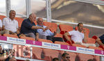 15.08.2026, Fussball Bundesliga 2026/2027, Testspiel Telecom-Cup, FC Bayern München - RB Leipzig, in der Allianz-Arena München, Dieter Hoeness und Ehren-Präsident Uli Hoeneß (FC Bayern München, Hoeness) auf der Tribüne, in dem Augenblick als Jamal Musiala (Bayern München) wegen seinem Zusammenbruch behandelt wird diskutiert er mit seinem Bruder 