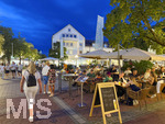 15.08.2026, Bad Wörishofen im Unterallgäu, warme Sommernächte sorgen für südliches Ambiente in der Fussgängerzone. Gäste sitzen in Freiluft-Restaurants am Denkmalplatz.