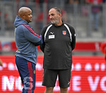 18.08.2026, Fussball Bundesliga 2026/2027, Testspiel, 1.FC Heidenheim - FC Bayern München, in der Voith-Arena Heidenheim, v.l. Trainer Vincent Kompany (FC Bayern München) und Trainer Frank Schmidt (1. FC Heidenheim 1846) im Gespräch.