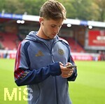 18.08.2026, Fussball Bundesliga 2026/2027, Testspiel, 1.FC Heidenheim - FC Bayern München, in der Voith-Arena Heidenheim, Tim Binder (Bayern München) am Handy