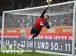 18.08.2026, Fussball Bundesliga 2026/2027, Testspiel, 1.FC Heidenheim - FC Bayern München, in der Voith-Arena Heidenheim, Torwart Jonas Urbig (FC Bayern München) macht sich warm