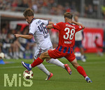 18.08.2026, Fussball Bundesliga 2026/2027, Testspiel, 1.FC Heidenheim - FC Bayern München, in der Voith-Arena Heidenheim, v.l. Tim Binder (Bayern München) gegen Yannik Wagner (1.FC Heidenheim) 
