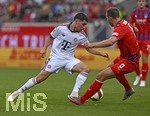 18.08.2026, Fussball Bundesliga 2026/2027, Testspiel, 1.FC Heidenheim - FC Bayern München, in der Voith-Arena Heidenheim, Felipe Chavez (FC Bayern München) gegen Benedikt Gimber (1. FC Heidenheim 1846) 