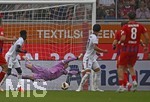 18.08.2026, Fussball Bundesliga 2026/2027, Testspiel, 1.FC Heidenheim - FC Bayern München, in der Voith-Arena Heidenheim, Torwart Jonas Urbig (FC Bayern München) kassiert das 2:1