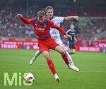 18.08.2026, Fussball Bundesliga 2026/2027, Testspiel, 1.FC Heidenheim - FC Bayern München, in der Voith-Arena Heidenheim, Tim Binder (Bayern München) setzt sich durch.