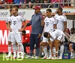 18.08.2026, Fussball Bundesliga 2026/2027, Testspiel, 1.FC Heidenheim - FC Bayern München, in der Voith-Arena Heidenheim, v.l. JJosip Stanisic (Bayern München), Harry Kane (FC Bayern München), Trainer Vincent Kompany (FC Bayern München), Jamal Musiala (Bayern München), Aleksandar Pavlovic (FC Bayern München) und Jonathan Tah (FC Bayern München) 