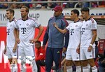 18.08.2026, Fussball Bundesliga 2026/2027, Testspiel, 1.FC Heidenheim - FC Bayern München, in der Voith-Arena Heidenheim, v.l. Josip Stanisic (Bayern München), Harry Kane (FC Bayern München), Trainer Vincent Kompany (FC Bayern München), Jamal Musiala (Bayern München) und Aleksandar Pavlovic (FC Bayern München) 