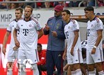 18.08.2026, Fussball Bundesliga 2026/2027, Testspiel, 1.FC Heidenheim - FC Bayern München, in der Voith-Arena Heidenheim, v.l. Josip Stanisic (Bayern München), Harry Kane (FC Bayern München), Trainer Vincent Kompany (FC Bayern München), Jamal Musiala (Bayern München) und Aleksandar Pavlovic (FC Bayern München) 