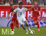 18.08.2026, Fussball Bundesliga 2026/2027, Testspiel, 1.FC Heidenheim - FC Bayern München, in der Voith-Arena Heidenheim, Nathaniel Brown (FC Bayern München) setzt sich durch.