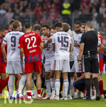 18.08.2026, Fussball Bundesliga 2026/2027, Testspiel, 1.FC Heidenheim - FC Bayern München, in der Voith-Arena Heidenheim, nach seinem erneuten Zusammenbruch während des Spieles, wird Jamal Musiala (mitte,  Bayern München) vom Mannschaftsarzt  Prof. Dr. Peter Ueblacker versorgt und danach vom Platz geführt. Spieler beider Mannschaften stehen besorgt um ihn herum. 
