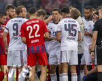 18.08.2026, Fussball Bundesliga 2026/2027, Testspiel, 1.FC Heidenheim - FC Bayern München, in der Voith-Arena Heidenheim, nach seinem erneuten Zusammenbruch während des Spieles, wird Jamal Musiala (mitte,  Bayern München) vom Mannschaftsarzt  Prof. Dr. Peter Ueblacker versorgt und danach vom Platz geführt. Spieler beider Mannschaften stehen besorgt um ihn herum. Harry Kane (li, FC Bayern München) streichelt ihm tröstend die Wange