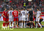 18.08.2026, Fussball Bundesliga 2026/2027, Testspiel, 1.FC Heidenheim - FC Bayern München, in der Voith-Arena Heidenheim, nach seinem erneuten Zusammenbruch während des Spieles, wird Jamal Musiala (mitte,  Bayern München) vom Mannschaftsarzt  Prof. Dr. Peter Ueblacker versorgt und danach vom Platz geführt. Spieler beider Mannschaften stehen besorgt um ihn herum. 