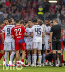 18.08.2026, Fussball Bundesliga 2026/2027, Testspiel, 1.FC Heidenheim - FC Bayern München, in der Voith-Arena Heidenheim, nach seinem erneuten Zusammenbruch während des Spieles, wird Jamal Musiala (mitte,  Bayern München) vom Mannschaftsarzt  Prof. Dr. Peter Ueblacker versorgt und danach vom Platz geführt. Spieler beider Mannschaften stehen besorgt um ihn herum. Harry Kane (li, FC Bayern München) streichelt ihm tröstend die Wange