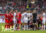 18.08.2026, Fussball Bundesliga 2026/2027, Testspiel, 1.FC Heidenheim - FC Bayern München, in der Voith-Arena Heidenheim, nach seinem erneuten Zusammenbruch während des Spieles, wird Jamal Musiala (mitte,  Bayern München) vom Mannschaftsarzt  Prof. Dr. Peter Ueblacker versorgt und danach vom Platz geführt. Spieler beider Mannschaften stehen besorgt um ihn herum.