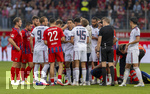 18.08.2026, Fussball Bundesliga 2026/2027, Testspiel, 1.FC Heidenheim - FC Bayern München, in der Voith-Arena Heidenheim, nach seinem erneuten Zusammenbruch während des Spieles, wird Jamal Musiala (mitte,  Bayern München) vom Mannschaftsarzt  Prof. Dr. Peter Ueblacker versorgt und danach vom Platz geführt. Spieler beider Mannschaften stehen besorgt um ihn herum. Harry Kane (FC Bayern München) streicht ihm an die Wange