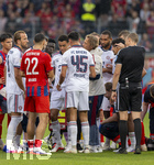 18.08.2026, Fussball Bundesliga 2026/2027, Testspiel, 1.FC Heidenheim - FC Bayern München, in der Voith-Arena Heidenheim, nach seinem erneuten Zusammenbruch während des Spieles, wird Jamal Musiala (mitte,  Bayern München) vom Mannschaftsarzt  Prof. Dr. Peter Ueblacker versorgt und danach vom Platz geführt. Spieler beider Mannschaften stehen besorgt um ihn herum.