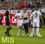 18.08.2026, Fussball Bundesliga 2026/2027, Testspiel, 1.FC Heidenheim - FC Bayern München, in der Voith-Arena Heidenheim, nach seinem erneuten Zusammenbruch während des Spieles, wird Jamal Musiala (mitte, Bayern München) vom Mannschaftsarzt  Prof. Dr. Peter Ueblacker versorgt und vom Platz geführt. 