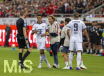 18.08.2026, Fussball Bundesliga 2026/2027, Testspiel, 1.FC Heidenheim - FC Bayern München, in der Voith-Arena Heidenheim, nach seinem erneuten Zusammenbruch während des Spieles, wird Jamal Musiala (mitte, Bayern München) vom Mannschaftsarzt  Prof. Dr. Peter Ueblacker versorgt und vom Platz geführt. 