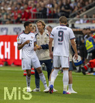 18.08.2026, Fussball Bundesliga 2026/2027, Testspiel, 1.FC Heidenheim - FC Bayern München, in der Voith-Arena Heidenheim, nach seinem erneuten Zusammenbruch während des Spieles, wird Jamal Musiala (li, Bayern München) vom Mannschaftsarzt  Prof. Dr. Peter Ueblacker versorgt und vom Platz geführt. 