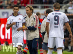 18.08.2026, Fussball Bundesliga 2026/2027, Testspiel, 1.FC Heidenheim - FC Bayern München, in der Voith-Arena Heidenheim, nach seinem erneuten Zusammenbruch während des Spieles, wird Jamal Musiala (li, Bayern München) vom Mannschaftsarzt  Prof. Dr. Peter Ueblacker versorgt und vom Platz geführt. 