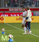 18.08.2026, Fussball Bundesliga 2026/2027, Testspiel, 1.FC Heidenheim - FC Bayern München, in der Voith-Arena Heidenheim, nach seinem erneuten Zusammenbruch während des Spieles, wird Jamal Musiala (li, Bayern München) vom Mannschaftsarzt  Prof. Dr. Peter Ueblacker versorgt und vom Platz geführt. 