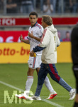 18.08.2026, Fussball Bundesliga 2026/2027, Testspiel, 1.FC Heidenheim - FC Bayern München, in der Voith-Arena Heidenheim, nach seinem erneuten Zusammenbruch während des Spieles, wird Jamal Musiala (li, Bayern München) vom Mannschaftsarzt  Prof. Dr. Peter Ueblacker versorgt und vom Platz geführt. 