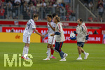 18.08.2026, Fussball Bundesliga 2026/2027, Testspiel, 1.FC Heidenheim - FC Bayern München, in der Voith-Arena Heidenheim, nach seinem erneuten Zusammenbruch während des Spieles, wird Jamal Musiala (Bayern München) vom Mannschaftsarzt  Prof. Dr. Peter Ueblacker versorgt und vom Platz geführt. Josip Stanisic (li, Bayern München) gibt ihm die Hand 