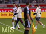 18.08.2026, Fussball Bundesliga 2026/2027, Testspiel, 1.FC Heidenheim - FC Bayern München, in der Voith-Arena Heidenheim, nach seinem erneuten Zusammenbruch während des Spieles, wird Jamal Musiala (li, Bayern München) vom Mannschaftsarzt  Prof. Dr. Peter Ueblacker versorgt und vom Platz geführt. 