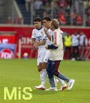 18.08.2026, Fussball Bundesliga 2026/2027, Testspiel, 1.FC Heidenheim - FC Bayern München, in der Voith-Arena Heidenheim, nach seinem erneuten Zusammenbruch während des Spieles, wird Jamal Musiala (mitte, Bayern München) vom Mannschaftsarzt  Prof. Dr. Peter Ueblacker versorgt und vom Platz geführt. li: Aleksandar Pavlovic (Bayern München)  nimmt ihn fürsorglich an die Hand 