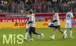 18.08.2026, Fussball Bundesliga 2026/2027, Testspiel, 1.FC Heidenheim - FC Bayern München, in der Voith-Arena Heidenheim, nach seinem erneuten Zusammenbruch während des Spieles, wird Jamal Musiala (li, Bayern München) vom Mannschaftsarzt  Prof. Dr. Peter Ueblacker versorgt und vom Platz geführt. 