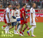 18.08.2026, Fussball Bundesliga 2026/2027, Testspiel, 1.FC Heidenheim - FC Bayern München, in der Voith-Arena Heidenheim, nach seinem erneuten Zusammenbruch während des Spieles, wird Jamal Musiala (mitte,  Bayern München) vom Mannschaftsarzt  Prof. Dr. Peter Ueblacker versorgt und vom Platz geführt. 