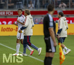 18.08.2026, Fussball Bundesliga 2026/2027, Testspiel, 1.FC Heidenheim - FC Bayern München, in der Voith-Arena Heidenheim, nach seinem erneuten Zusammenbruch während des Spieles, wird Jamal Musiala (li, Bayern München) vom Mannschaftsarzt  Prof. Dr. Peter Ueblacker versorgt und vom Platz geführt. 