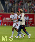 18.08.2026, Fussball Bundesliga 2026/2027, Testspiel, 1.FC Heidenheim - FC Bayern München, in der Voith-Arena Heidenheim, nach seinem erneuten Zusammenbruch während des Spieles, wird Jamal Musiala (mitte, Bayern München) vom Mannschaftsarzt  Prof. Dr. Peter Ueblacker versorgt und vom Platz geführt. li: Aleksandar Pavlovic (Bayern München)  nimmt ihn fürsorglich an die Hand 